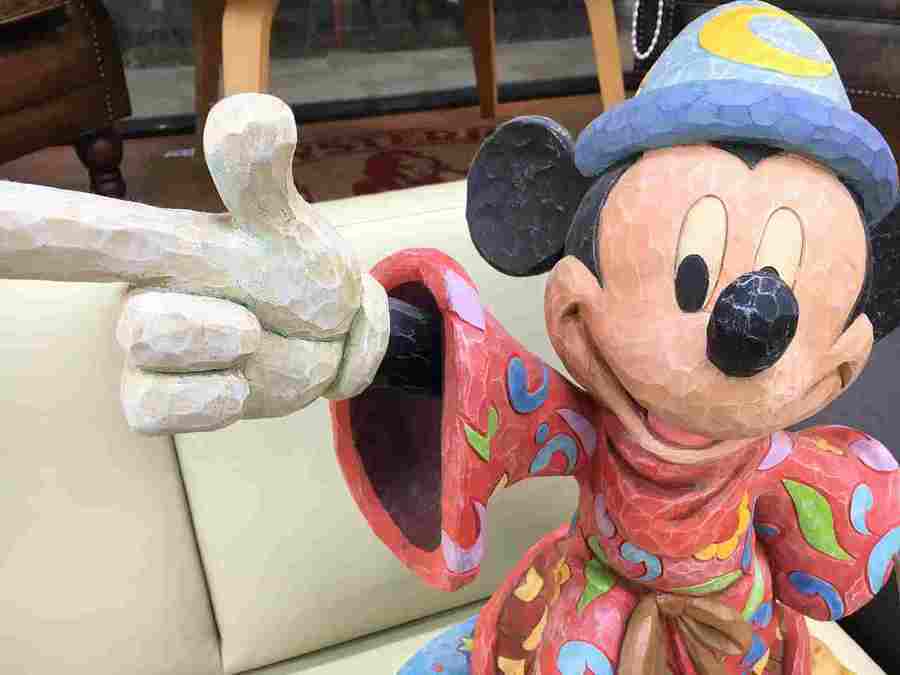 ミッキーマウスの木彫り調フィギュアが買取入荷しました♪【足立西新井