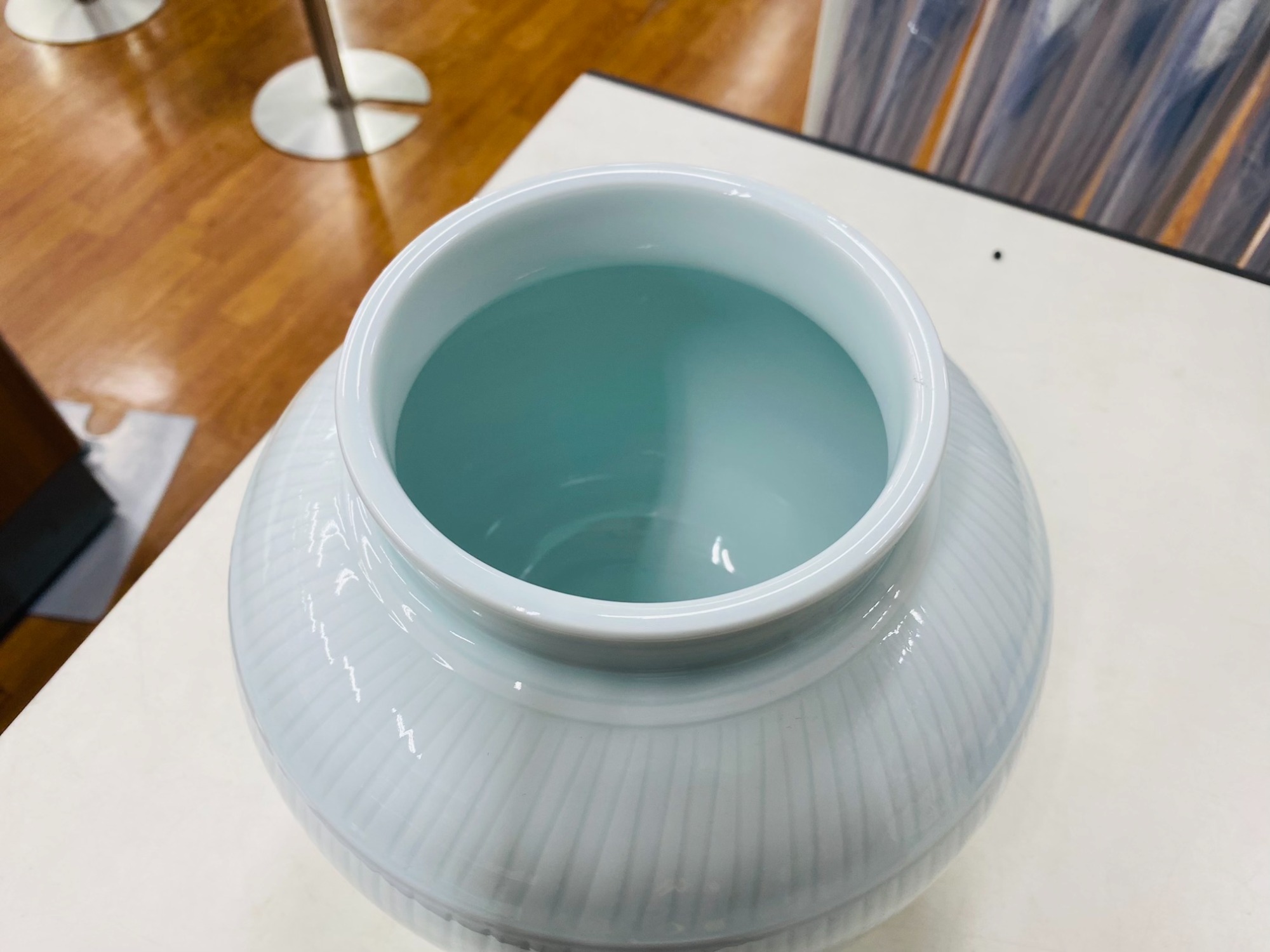 Y2527 時代古作品 白磁 共箱在銘 白磁彫模様水注 持手竹編　ma 初代・川瀬竹春 倣萬暦染附龍文輪花共蓋水指 | 銀座 黒田陶苑