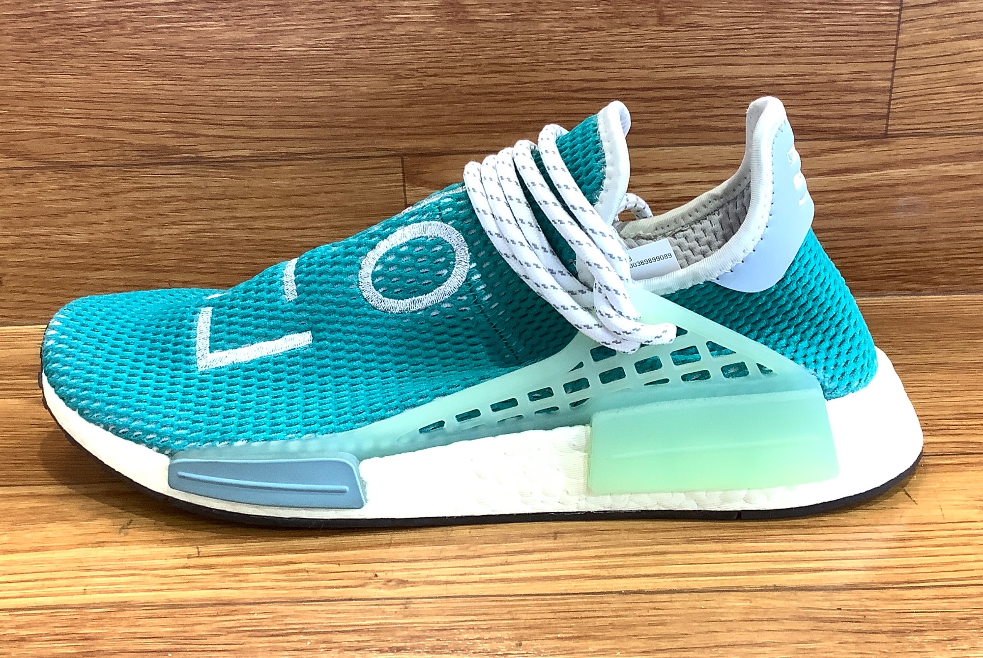 スニーカー買取強化中】夏でも履けるPharrell × adidasの