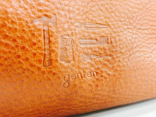 バッグのレザーアイテム