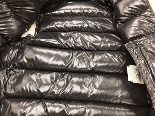 ダウンベストのモンクレール（MONCLER）
