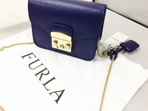 バッグのFURLA