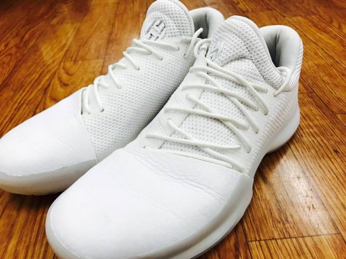 スニーカーのアディダス（adidas）