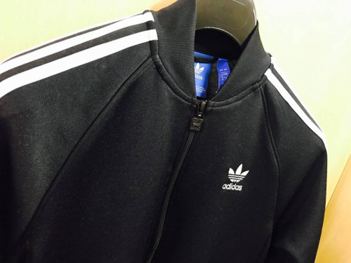 メンズファッションのアディダス（adidas）