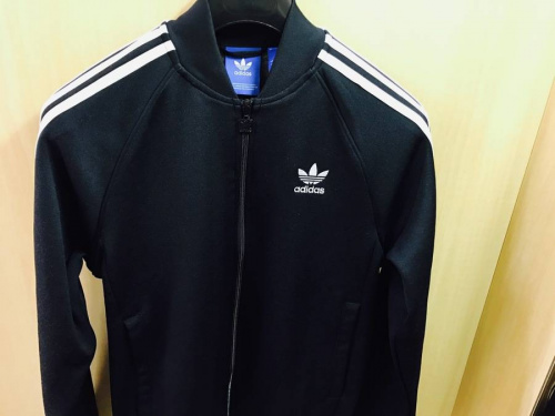 アディダス（adidas）のトラックジャケット