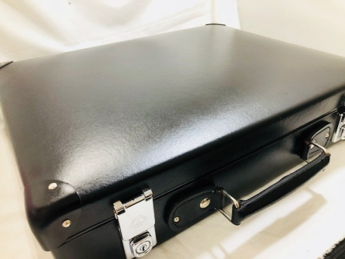 18インチ アタッシュケースのGLOBE-TROTTER