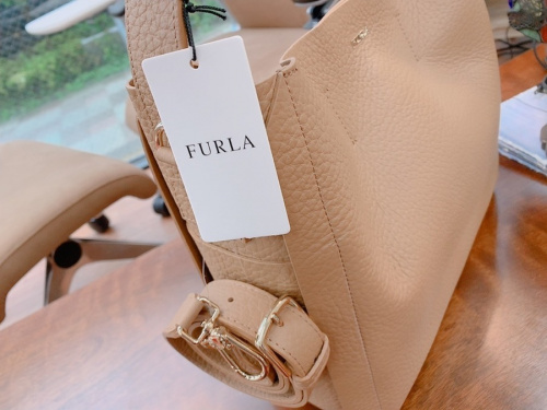 バッグのFURLA