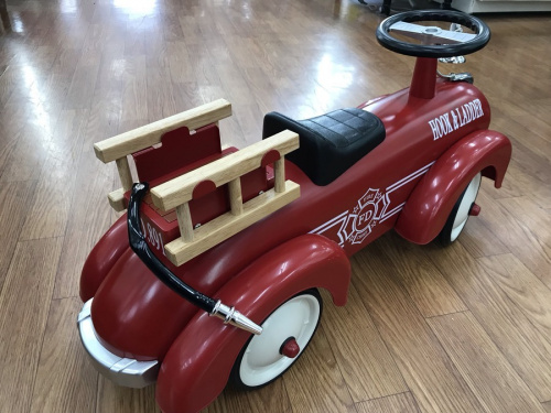 乗用玩具の消防車