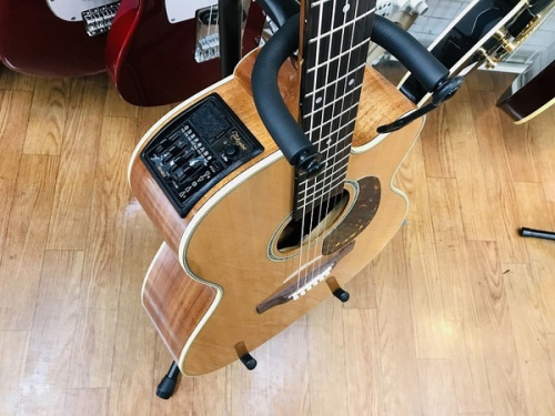 ギターのTakamine