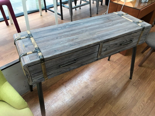 家具のテーブル