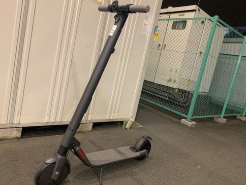 スポーツ用品の電動キックスケーター