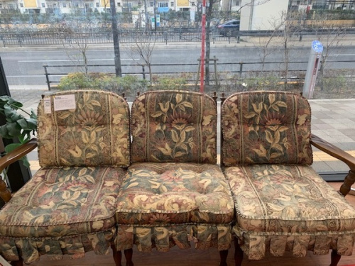 イスの３人掛けソファー