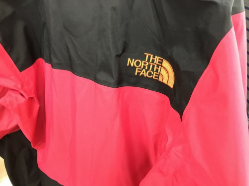 マウンテンパーカーの足立西新井