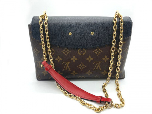 バッグのLOUIS VUITTON