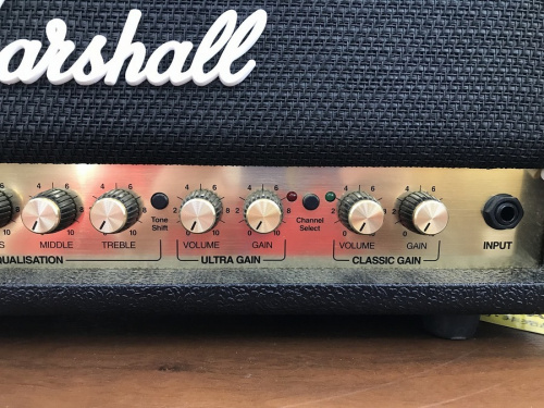 中古楽器屋のベース