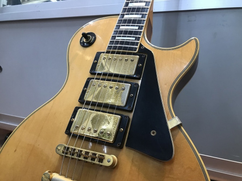 中古楽器屋のベース
