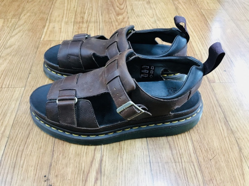 サンダルのスニーカー