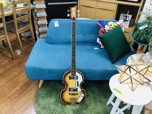 中古楽器屋のベース
