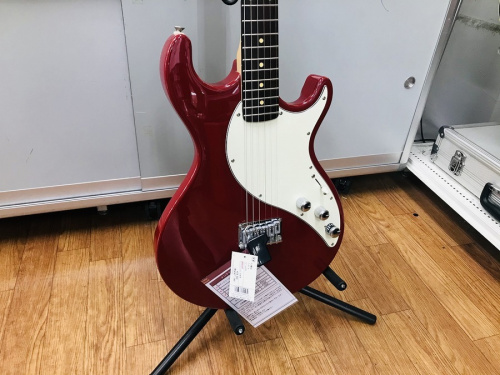 中古楽器屋のベース