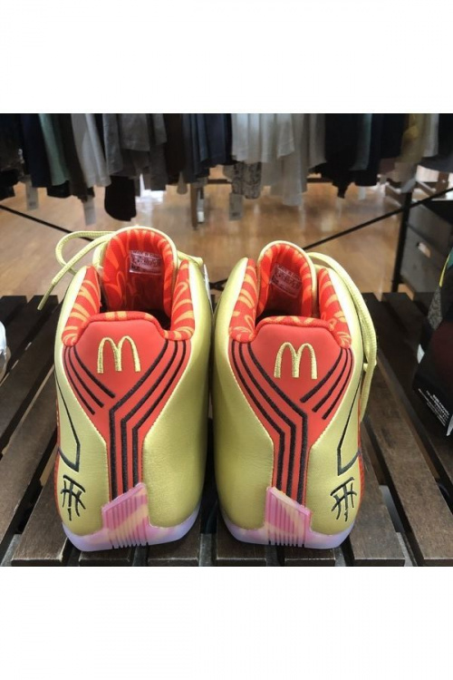 adidasのバスケットボールシューズ