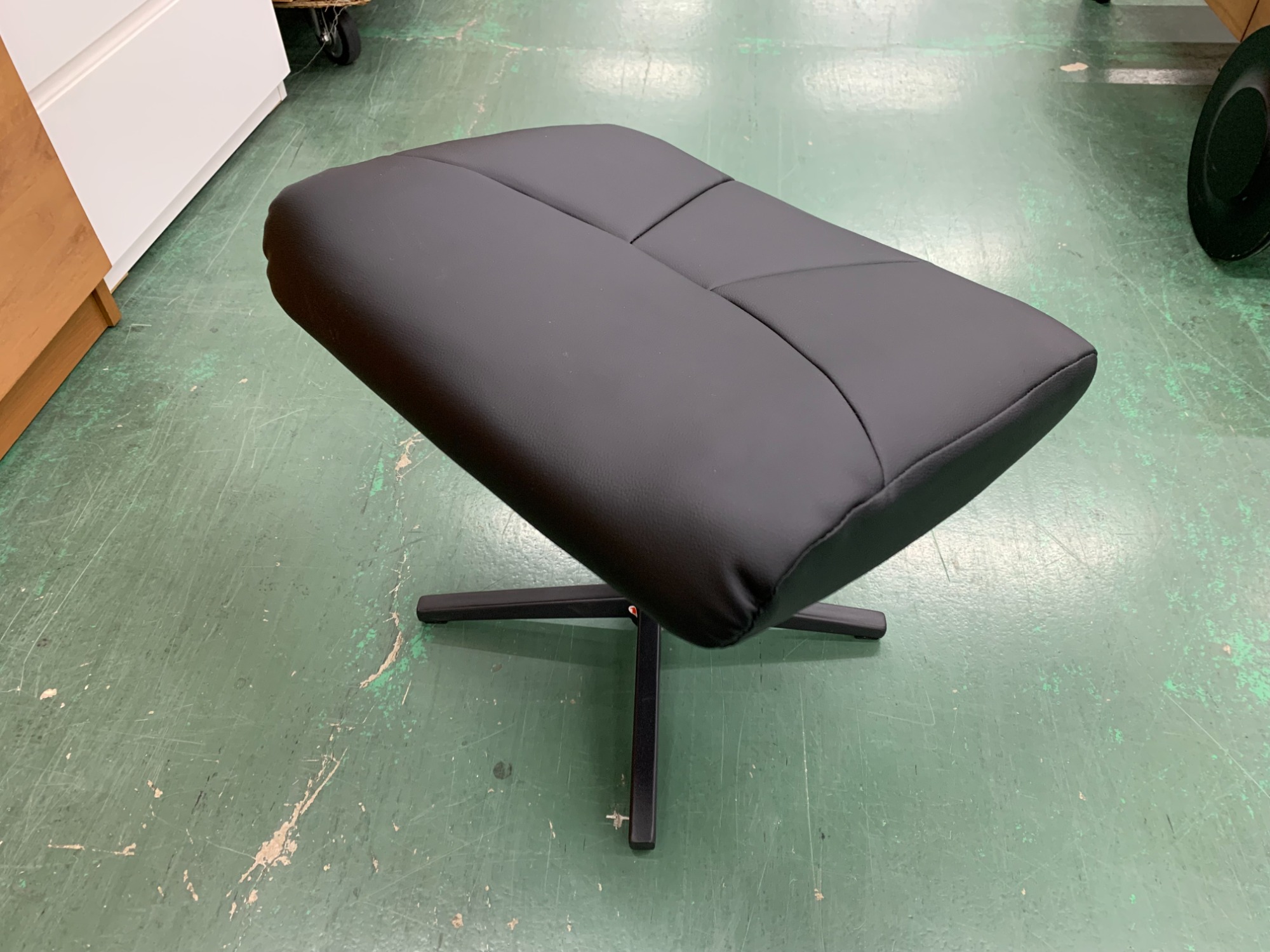 家具ならトレファク吉川店！！ ニトリ パーソナルチェア ブラック オットマン付き Nシールド ロード 合皮 中古家具地域最大級！】 NITORI(ニトリ) パーソナルチェアのご紹介です