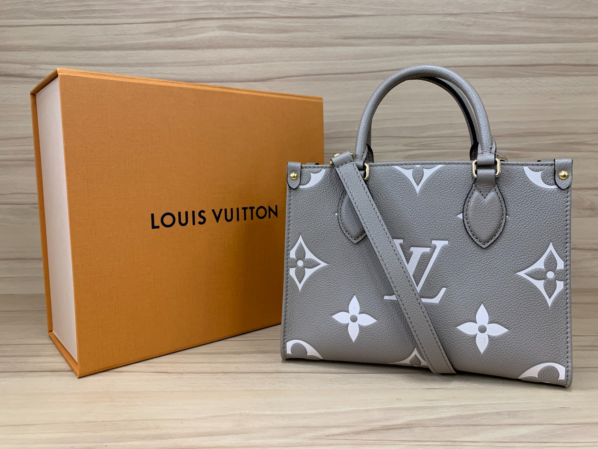 【人気商品】Louis Vuitton オンザゴー PM オンザゴー PM モノグラム｜ルイ・ヴィトン 公式サイト - M46373