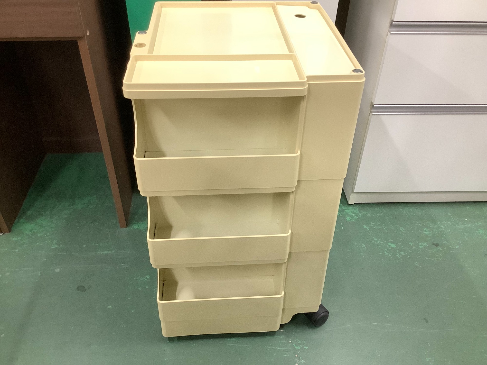 B-LINEボビーワゴンのご紹介！（トレファク寝屋川） B-LINEのボビーワゴンでスタイリッシュな収納を・・・｜2025年02月09日