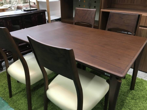 テーブルの吉川