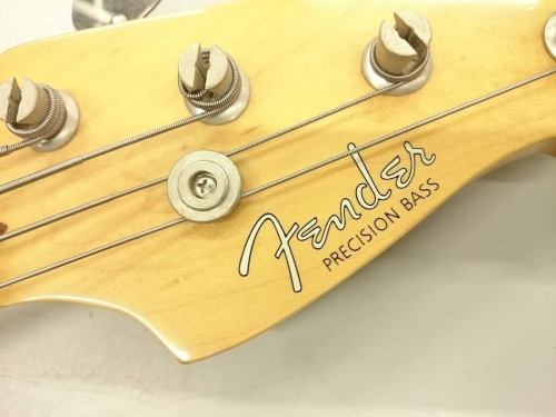 ベースのFENDER