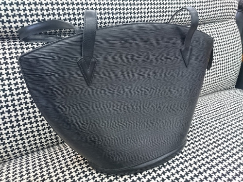 バッグのLOUIS VUITTON