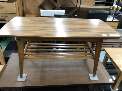 生活家具のテーブル