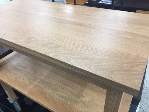 生活家具のテーブル