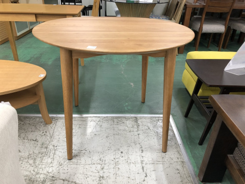 IDC大塚家具のテーブル