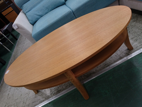 家具のテーブル