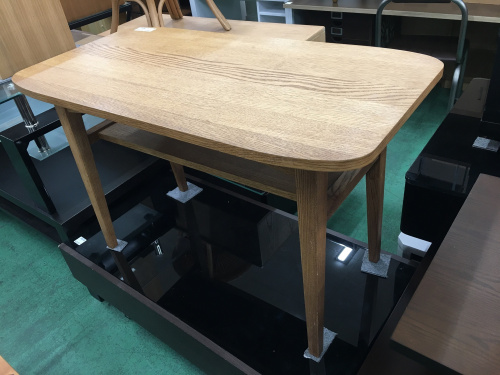 家具のテーブル