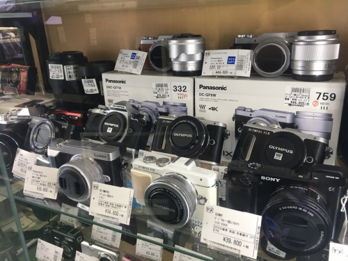 デジタル家電のコンパクトカメラ