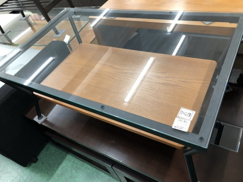 生活家具のテーブル