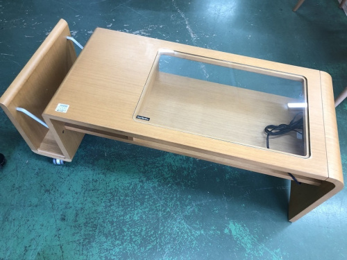 家具のテーブル