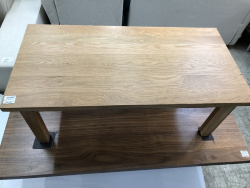 家具のテーブル