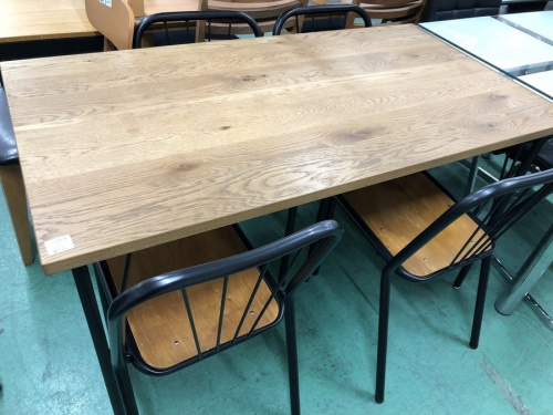 生活家具のテーブル
