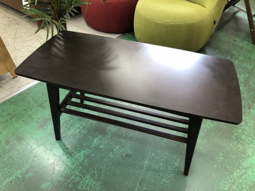 家具のテーブル