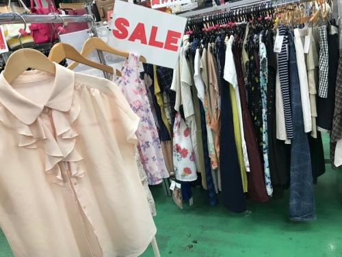 レディースファッションのシャツ