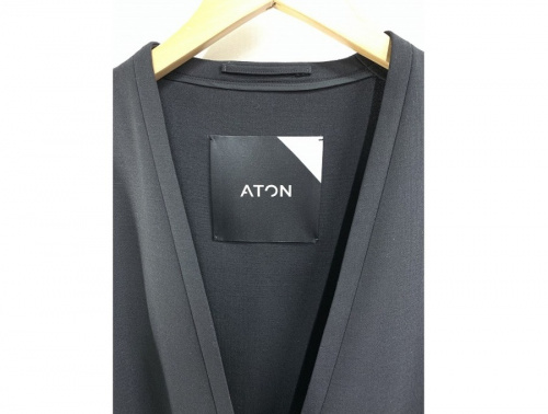 ノーカラージャケットのATON　