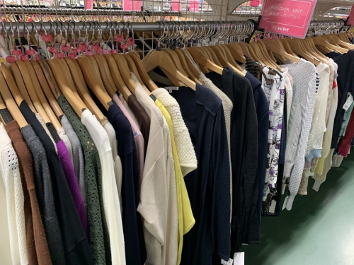 カーディガンのワンピース