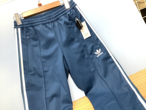 Tシャツのスニーカー