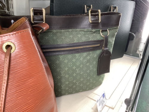 バッグの財布