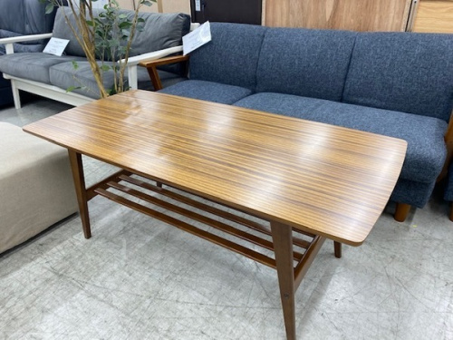 家具のテーブル