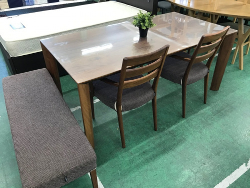 生活家具のテーブル