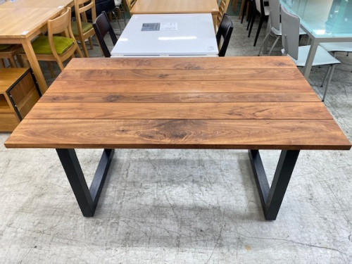 家具のテーブル