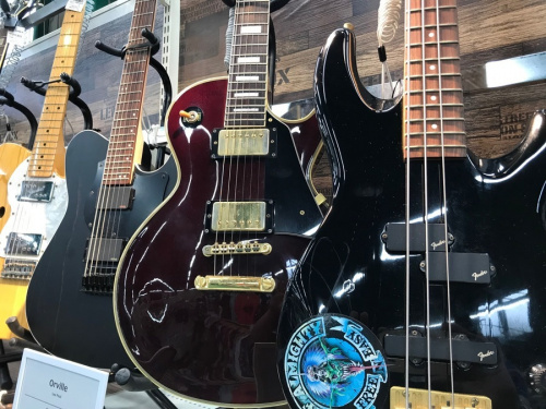 中古楽器店のギター